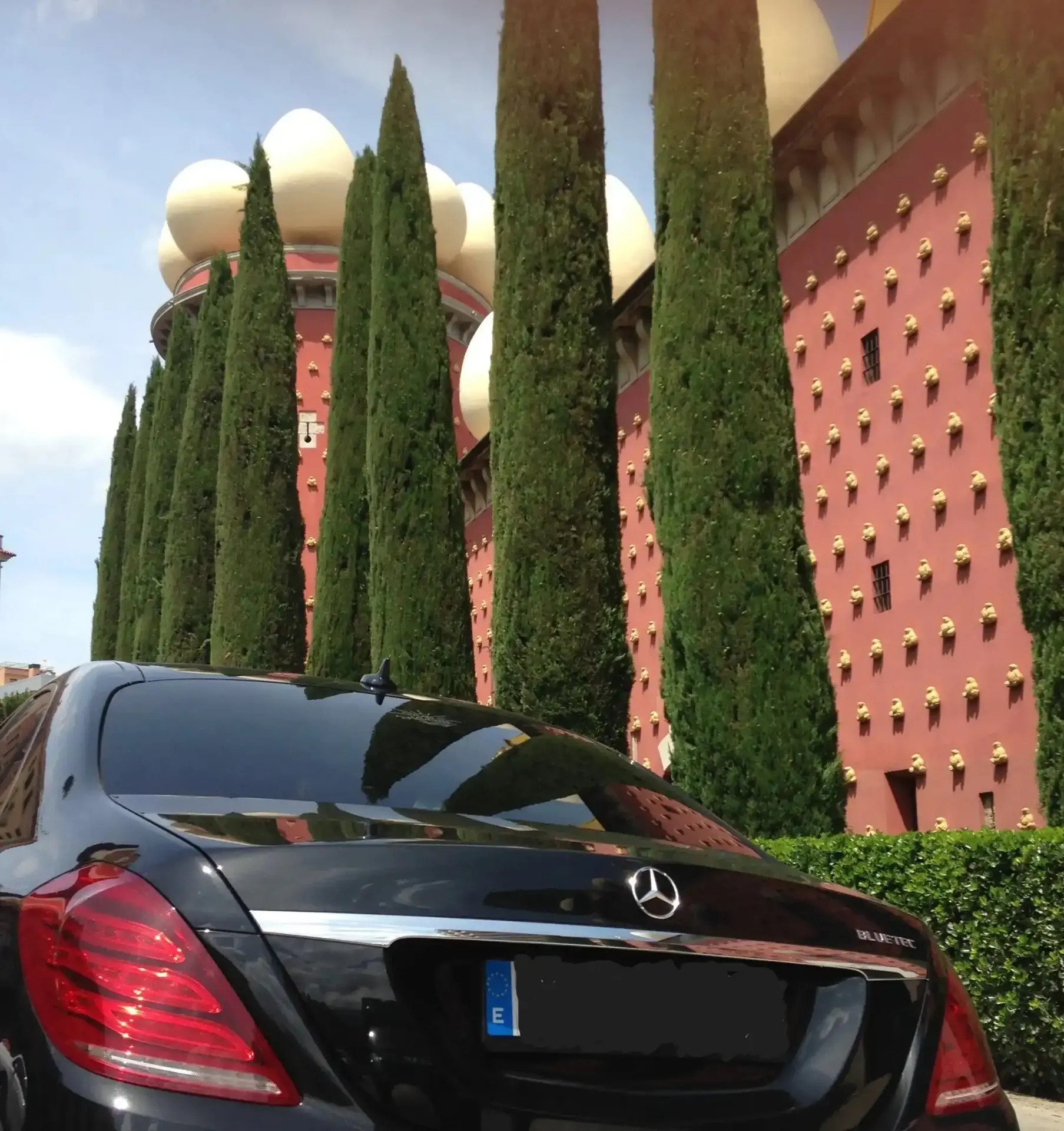 Voiture devant le Musée Dalí